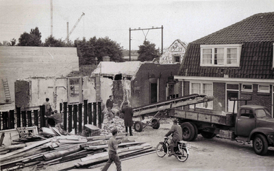847656 Gezicht op de sloop van een pand op de kopse zijde van de St.-Josephlaan te Utrecht, ten behoeve van de aanleg ...